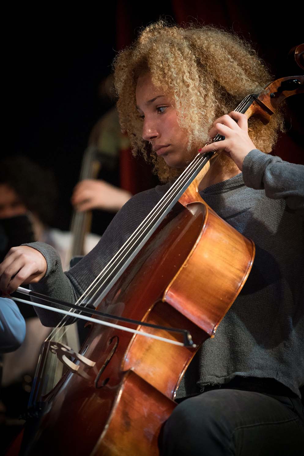 estudiante tocando el violonchelo